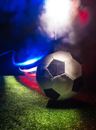 Téléchargez les photos : Football 2022. Grand Finale Argentine vs France thème. Ballon de foot sur herbe verte. Soutenez votre pays ou encouragez le concept. Concentration sélective - en image libre de droit