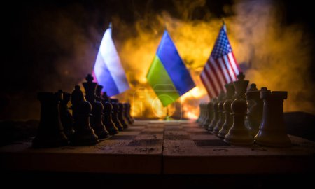Foto de Guerra entre Rusia y Ucrania, imagen conceptual de guerra usando tablero de ajedrez, soldados y banderas nacionales en el fondo de la explosión. Crisis ucraniana y rusa. Enfoque selectivo - Imagen libre de derechos