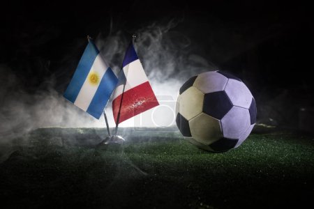 Foto de Fútbol 2022. Gran Final Argentina vs Francia tema. Pelota de fútbol sobre hierba verde. Apoye su país o el concepto de alegría. Enfoque selectivo - Imagen libre de derechos