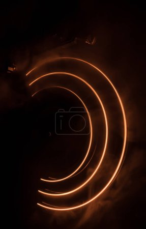 Foto de Concepto Music Dj. Huella de fuego y humo en el disco de vinilo. Grabando disco de vinilo. Tocador de vinilo giratorio sobre fondo oscuro. Enfoque selectivo - Imagen libre de derechos