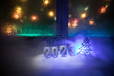 Téléchargez les photos : Bonne année 2023. Caractéristiques traditionnelles de vacances sur la neige. Une carte de vœux pour Noël. Concentration sélective - en image libre de droit