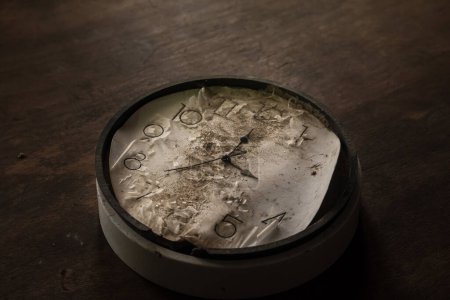 Téléchargez les photos : Cadran d'horloge vierge ancien et vintage sans main sur une vieille table en bois. Plan studio - en image libre de droit