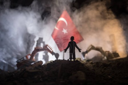 Foto de Terremoto de Turquía ocurrido en febrero de 2023. Foto decorativa con bandera turca, y edificios arruinados de la ciudad. Rezad por Turquía. Enfoque selectivo - Imagen libre de derechos