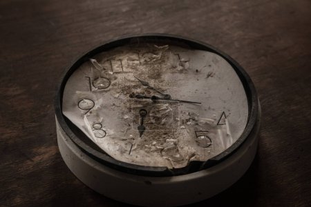 Téléchargez les photos : Old and vintage blank clock dial without hand on old wooden table. Studio shot - en image libre de droit
