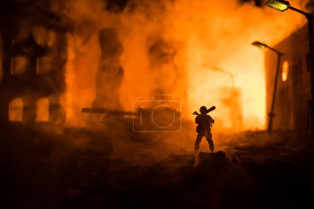 Téléchargez les photos : Silhouette de soldat militaire avec bazooka. Concept de guerre. Silhouettes militaires combattant sur fond de brouillard de guerre, Silhouette Soldat visant la cible la nuit. Scène d'attaque - en image libre de droit
