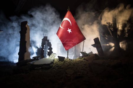 Téléchargez les photos : Le séisme en Turquie se produit en février 2023. Photo décorative avec drapeau turc, et bâtiments de la ville en ruine. Priez pour la Turquie. Concentration sélective - en image libre de droit