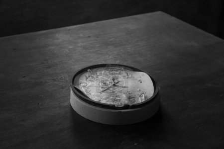 Foto de Old and vintage blank clock dial without hand on old wooden table. Studio shot - Imagen libre de derechos