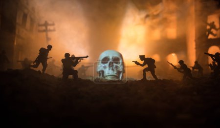 Téléchargez les photos : Concept of death soldiers during the war. Giant human skull with military fighting silhouettes in destroyed city. Selective focus - en image libre de droit