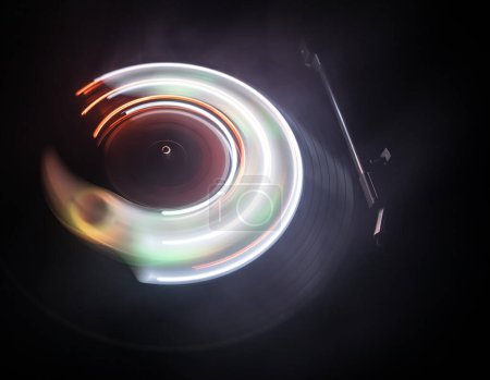 Foto de Concepto Music Dj. Huella de fuego y humo en el disco de vinilo. Grabando disco de vinilo. Tocador de vinilo giratorio sobre fondo oscuro. Enfoque selectivo - Imagen libre de derechos