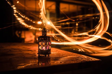 Téléchargez les photos : Lanterne arabe avec bougie la nuit pour les vacances islamiques. Mois sacré musulman Ramadan. Fin de l'Aïd et bonne année. Copier l'espace sur fond sombre. - en image libre de droit
