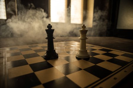 Foto de Juego de mesa de ajedrez concepto de ideas de negocio, competencia y estrategia. Figuras de ajedrez sobre un fondo oscuro con humo y niebla. Enfoque selectivo - Imagen libre de derechos