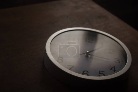 Téléchargez les photos : Time concept. Old rustic wall clock on old wooden table with copy space studio shot - en image libre de droit