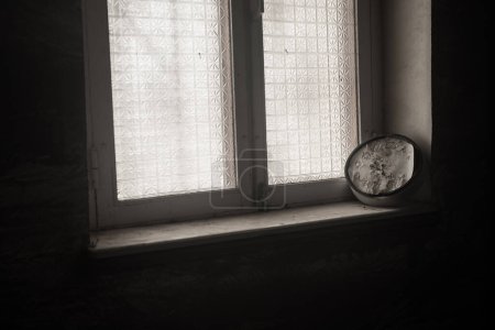 Téléchargez les photos : Old and vintage blank clock dial without hand on old wooden windowsill. Studio shot - en image libre de droit