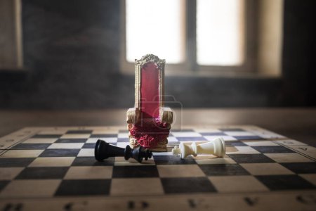 Foto de Silla real roja (Trono Medieval) miniatura en tablero de ajedrez. .. Juego de mesa de ajedrez concepto de ideas de negocio y concepto de competencia y estrategia. Enfoque selectivo - Imagen libre de derechos