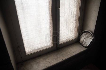 Foto de Reloj en blanco viejo y vintage marcar sin mano en el viejo alféizar de la ventana de madera. Captura de estudio - Imagen libre de derechos