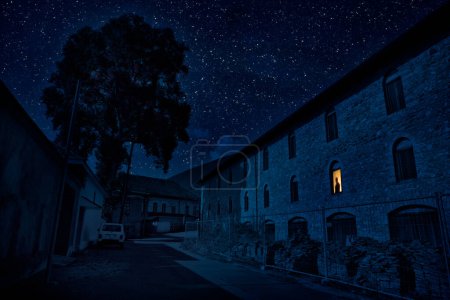 Téléchargez les photos : Pleine lune au-dessus de la ville la nuit, Sheki, Azerbaïdjan. Grande pleine lune brillante sur les bâtiments - en image libre de droit