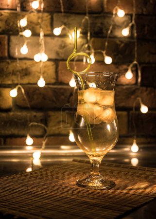 Téléchargez les photos : Cocktail coloré en verre sur fond sombre ou des verres de cocktails sur fond de bar. Lumière mixte - en image libre de droit