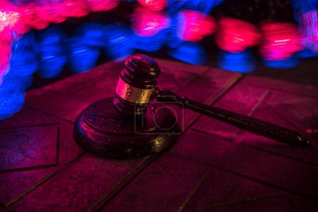 Foto de Tema de la ley, mazo del juez en escritorio de madera. Martillo de ley sobre fondo de niebla oscura con luz. Enfoque selectivo - Imagen libre de derechos