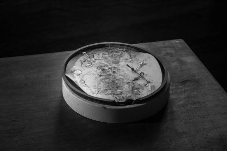 Téléchargez les photos : Cadran d'horloge vierge ancien et vintage sans main sur une vieille table en bois. Plan studio - en image libre de droit
