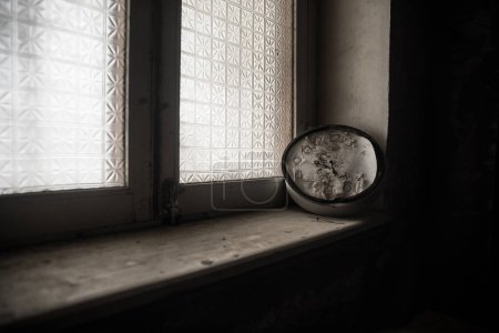 Foto de Old and vintage blank clock dial without hand on old wooden windowsill. Studio shot - Imagen libre de derechos