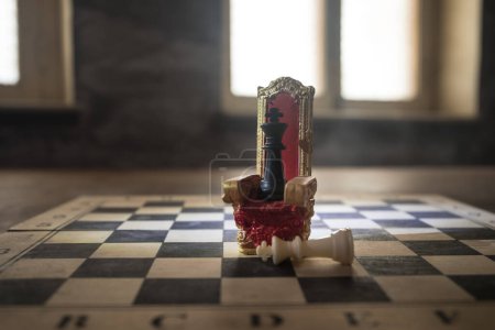 Téléchargez les photos : Chaise royale rouge (trône médiéval) miniature sur l'échiquier. . Jeu d'échiquier concept d'idées d'affaires et de la concurrence et des idées de stratégie concept. Concentration sélective - en image libre de droit