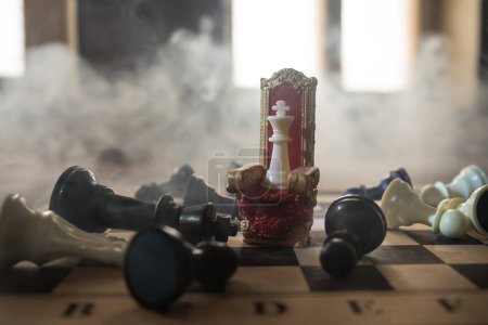 Foto de Silla real roja (Trono Medieval) miniatura en tablero de ajedrez. .. Juego de mesa de ajedrez concepto de ideas de negocio y concepto de competencia y estrategia. Enfoque selectivo - Imagen libre de derechos