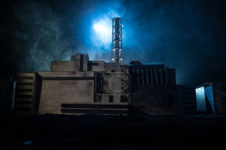 Foto de Decoración artística creativa. Central nuclear de Chernobyl por la noche. Diseño de la estación abandonada de Chernobyl después de la explosión del reactor nuclear. Enfoque selectivo - Imagen libre de derechos