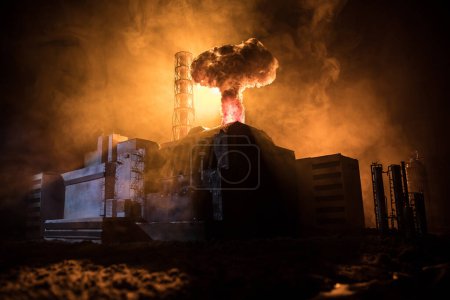 Téléchargez les photos : Décoration artistique créative. Centrale nucléaire de Tchernobyl la nuit. Aménagement de la centrale abandonnée de Tchernobyl après l'explosion du réacteur nucléaire. Concentration sélective - en image libre de droit
