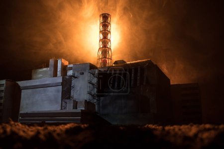 Kreative Dekoration der Kunstwerke. Kernkraftwerk Tschernobyl in der Nacht. Anlage des stillgelegten Kernkraftwerks Tschernobyl nach der Explosion des Kernreaktors. Selektiver Fokus