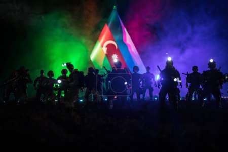 Concepto del ejército azerí. Silueta de soldados armados contra bandera de Azerbaiyán. Decoración artística creativa. Siluetas militares peleando escena oscura tonificado fondo de niebla. Enfoque selectivo