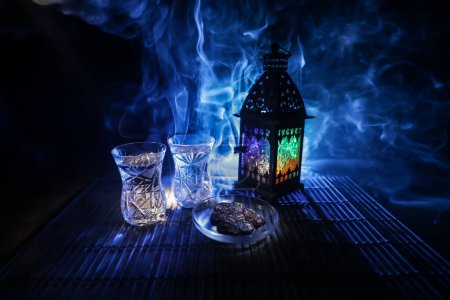Téléchargez les photos : Suhoor ou iftar pendant le jeûne du Ramadan. Un verre d'eau et des dates pour rompre le jeûne. Carte de vœux festive, invitation pour le mois saint musulman Ramadan Kareem. Concentration sélective - en image libre de droit