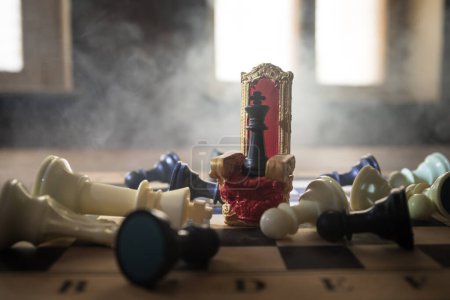 Chaise royale rouge (trône médiéval) miniature sur l'échiquier. . Jeu d'échiquier concept d'idées d'affaires et de la concurrence et des idées de stratégie concept. Concentration sélective