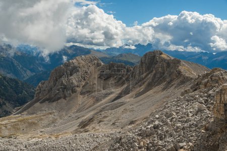 Foto de Murallas rocosas de Dolomita en la cordillera. Senderismo en las rocas. Dolomitas UNESCO Alpes Italianos paisaje - Imagen libre de derechos