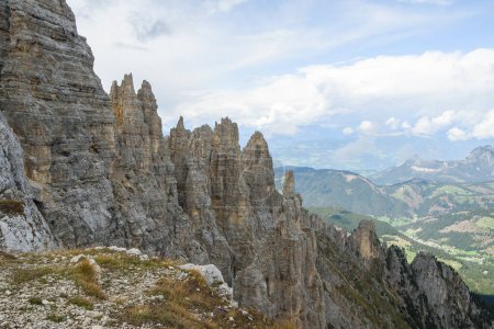 Foto de Murallas rocosas de Dolomita en la cordillera. Senderismo en las rocas. Dolomitas UNESCO Alpes Italianos paisaje - Imagen libre de derechos
