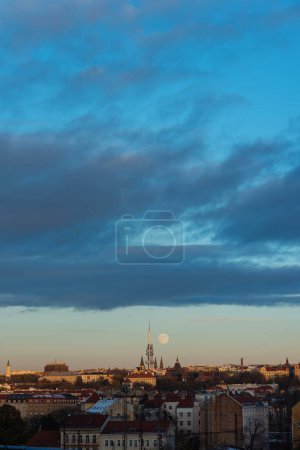 Téléchargez les photos : Grande lune brillante au-dessus de la ville avec ciel bleu et nuages - en image libre de droit