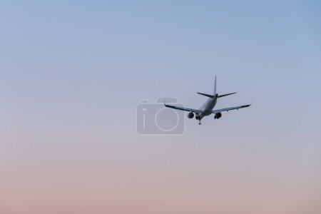 Flugzeug in der Luft bei Sonnenuntergang Himmel im Hintergrund