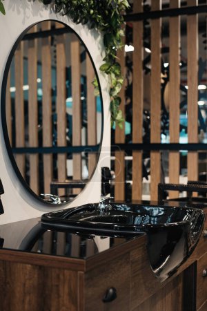 Stylisches schwarzes Waschbecken und Spiegel für Friseure im Schönheitssalon im modernen Friseursalon.