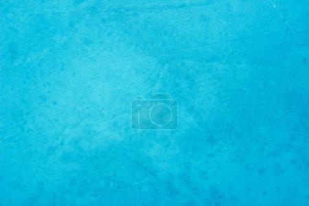 Blaue dunkle Betonstruktur für Hintergrund im Sommer Tapete. Zementfarbe und Sandwand aus Ton Vintage. Abstrakte dunkle Farbe der Krickente. Zementkörnung Textur Farbe Aquarell für Design. schöne abstrakte grungy blaue Stuckwand Hintergrund in kalter Stimmung