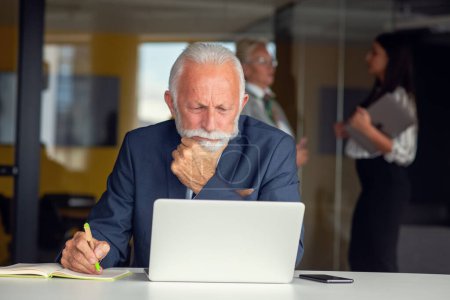 Téléchargez les photos : Homme d'affaires senior travaillant sur ordinateur portable - en image libre de droit