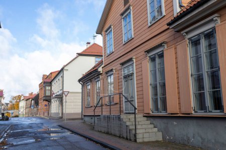 Foto de Calle con casas residenciales en el casco antiguo de Cesis, Letonia - Imagen libre de derechos