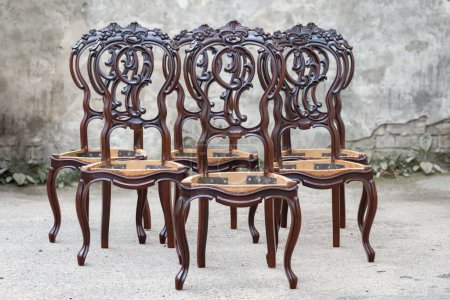 Foto de Esta imagen representa un conjunto de cuatro sillas de madera después de que sus asientos han sido retirados. - Imagen libre de derechos