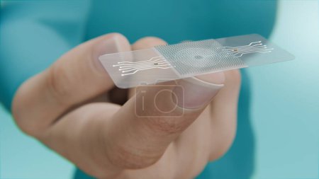 Vaccination transdermique : une méthode futuriste utilisant un patch transparent avec micro-aiguilles et micropuces. Gros plan d'une main tenant un patch de vaccination Hi Tech, rendu 3D.