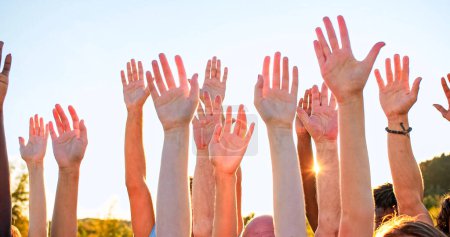 Téléchargez les photos : A group of happy eco activists putting, raising hands up to the sky. Friendship, teamwork, volunteering concept. - en image libre de droit