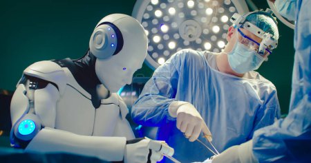 Foto de Cirugía robótica. Cirujano médico profesional opera en el paciente en el hospital con la participación del robot. Innovadora cirugía mínimamente invasiva con sistema robótico. - Imagen libre de derechos