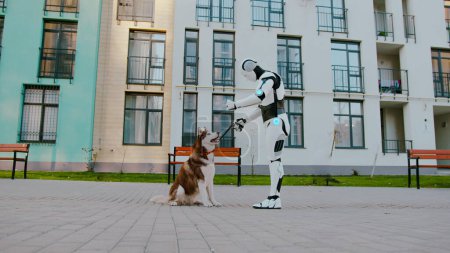 Kybernetischer intelligenter Humanoid lehrt Husky Dog Gehorsam und Beweglichkeit, während er in der Nähe von Hochhäusern steht.