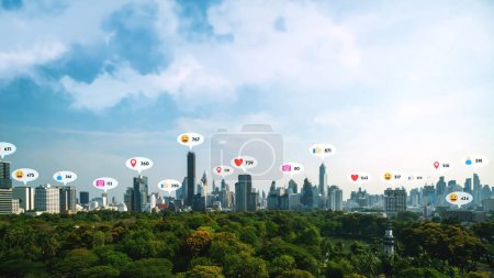 Social-Media-Ikonen fliegen über die Innenstadt und zeigen die Verbundenheit der Menschen über die Anwendungsplattform des sozialen Netzwerks. Konzept für Online Community und Social Media Marketing Strategie .