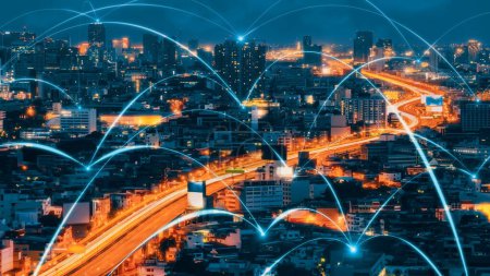 Intelligente digitale Stadt mit Netzwerkwechselseitigkeit über das Stadtbild. Konzept zukünftiger intelligenter drahtloser digitaler Städte und Social-Media-Netzwerksysteme, die Menschen innerhalb der Stadt miteinander verbinden .