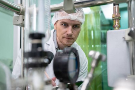 Porträt eines Wissenschaftlers, der mit wissenschaftlichen Geräten in einem Labor Cannabisöl extrahiert. Konzept der Cannabis-Extraktion für alternative medizinische Behandlungen
