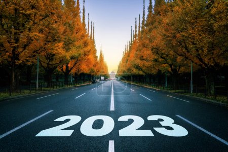 2023 Roadtrip zum neuen Jahr und Zukunftsvision. Naturlandschaft mit Autobahnstraße führt zu fröhlichem Neujahrsfest Anfang 2023 für frischen und erfolgreichen Start .