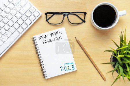 2023 Happy New Year Resolution Goal List and Plans Setting - Schreibtisch im Büro mit Notizbuch über die Auflistung der Ziele und Vorsätze für das neue Jahr. Konzept des Wandels und der Entschlossenheit.